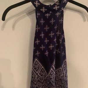 Flowy tank with button halter